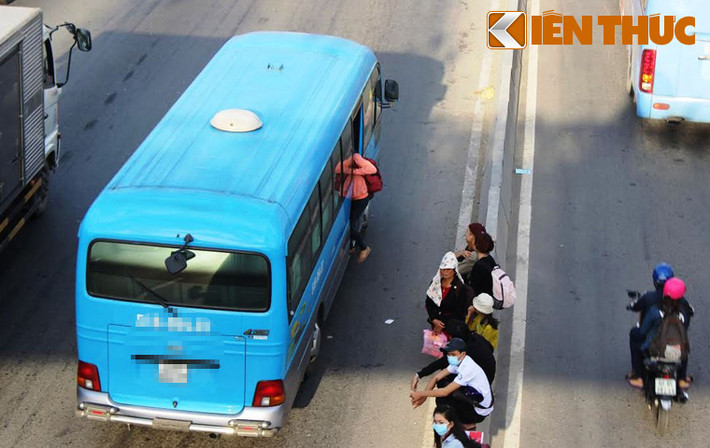 Nhiều xe dừng giữa đường để "lôi" khách lên xe trong khi hàng đoàn xe tải, container..phía sau nhấn còi inh ỏi.