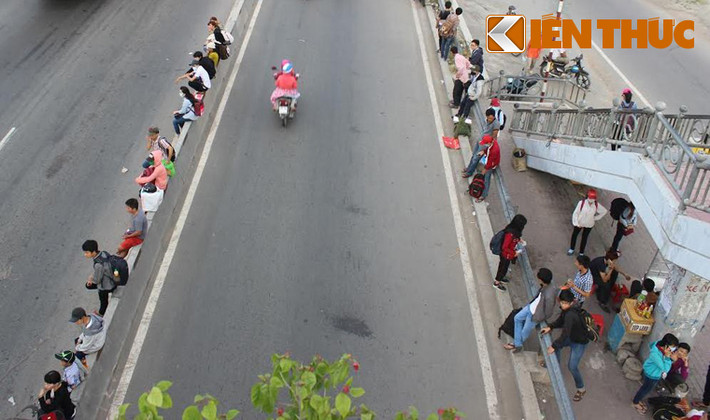 Nhiều người chia sẻ dù biết rằng đón xe dọc đường sẽ tiềm ẩn rủi ro vì không tránh khỏi tình trạng nhồi nhét khách đi xe ngày nghỉ lễ tết, sang bán khách dọc đường hoặc thậm chí có xe của bọn trấn lột, xe không nhật ký, camera hành trình để quản lý...