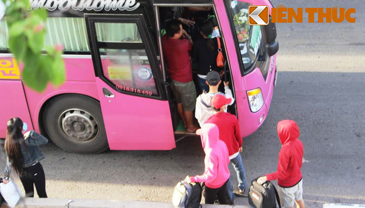 Tình trạng các xe khách tranh dành từng khách diễn ra trên quốc lộ đông đúc phương tiện khiến cảnh hỗn loạn thường xuyên xảy ra.