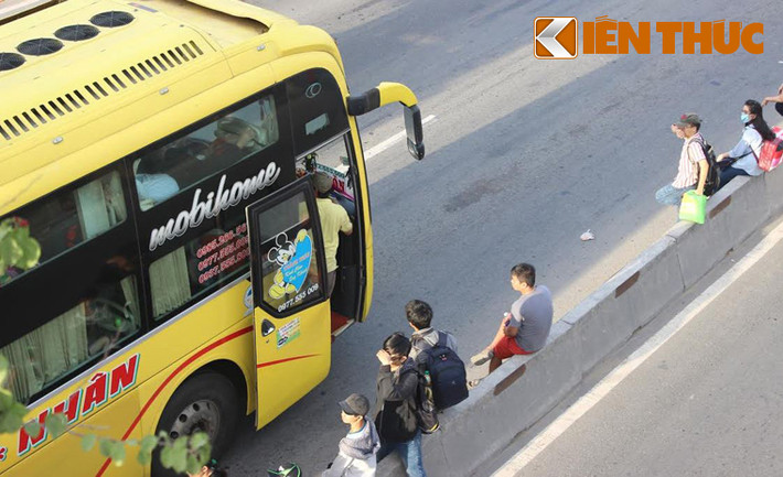 Tuy nhiên việc vào bến mua vé sẽ rất bất tiện nên họ chọn cách ra đứng dọc các tuyến quốc lộ nơi cửa ngõ TP HCM để đón xe.