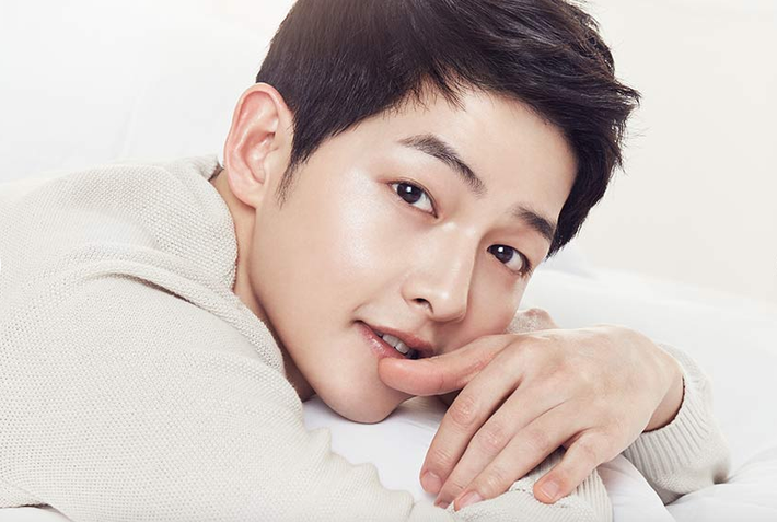 Thành công từ vai đại úy trong "Hậu duệ mặt trời" giúp tài sản của Song Joong Ki tăng gấp bội. Hiện tại nam tài tử Hàn Quốc đang sống trong căn biệt thự rộng 226m2, trị giá 48 tỷ đồng.