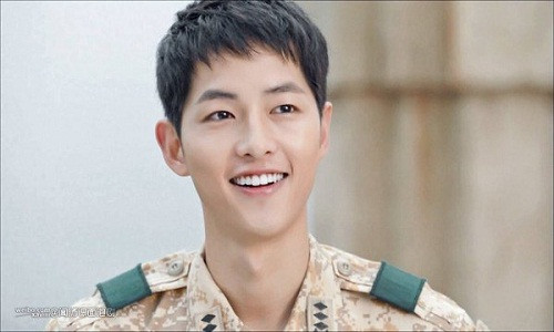 Thành công của bộ phim truyền hình "Hậu duệ mặt trời" đã đưa Song Joong Ki trở thành "nam thần" trong lòng khán giả. Mới đây, nam tài tử Song Joong Ki đứng top đầu trong danh sách các ngôi sao được tìm kiếm trên Google cuối tháng 8.