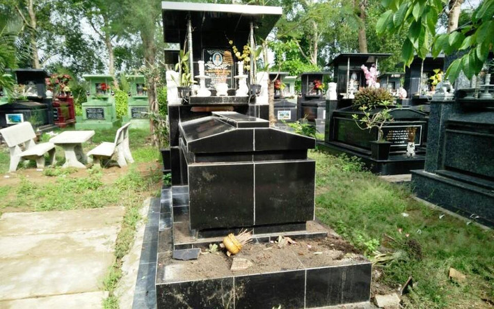 Chiều 12/5, trao đổi với PV Kiến Thức, Đại tá Nguyễn Văn Khừ - Trưởng Công an huyện Nhà Bè, TP HCM - xác nhận: "Các đơn vị nghiệp vụ của Công an huyện đang khẩn trương điều tra làm rõ vụ việc hàng chục ngôi mộ bị đập phá bí ẩn trên địa bàn xã Nhơn Đức".