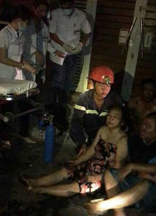 Người phụ nữ lớn tuổi bị kẹt trong căn nhà được các chiến sĩ Cảnh sát PCCC đưa ra ngoài an toàn nhưng vẫn rất hoảng loạn.