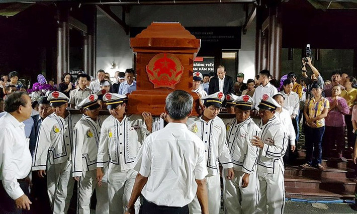 19h cùng ngày, linh cữu nguyên Thủ tướng Phan Văn Khải được đưa lên xe về Hội trường Thống Nhất, TP HCM.