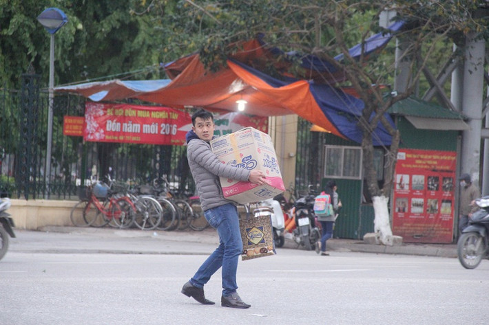 Không những vi phạm luật đi bộ, một số người dân khi lưu thông trên đường còn mang vác vật nặng, cồng kềnh đi theo.