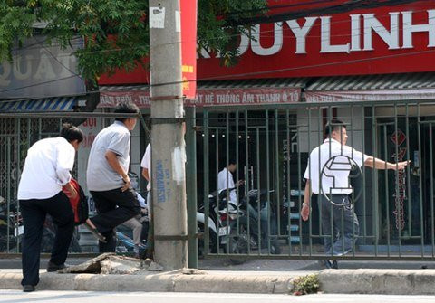Tuy nhiên, so với năm ngoái, việc xử lý đối với người đi bộ vi phạm luật giao thông đã hạn chế được phần nào người đi bộ chui hoặc nhảy qua hàng rào phân cách. Ảnh ghi lại hiện tượng chui rào sang đường trên đường Giải Phóng đoạn qua cổng BV Bạch Mai (Nguồn: Internet).