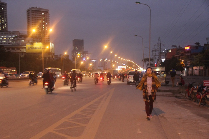 Người đi bộ đi ngược chiều.