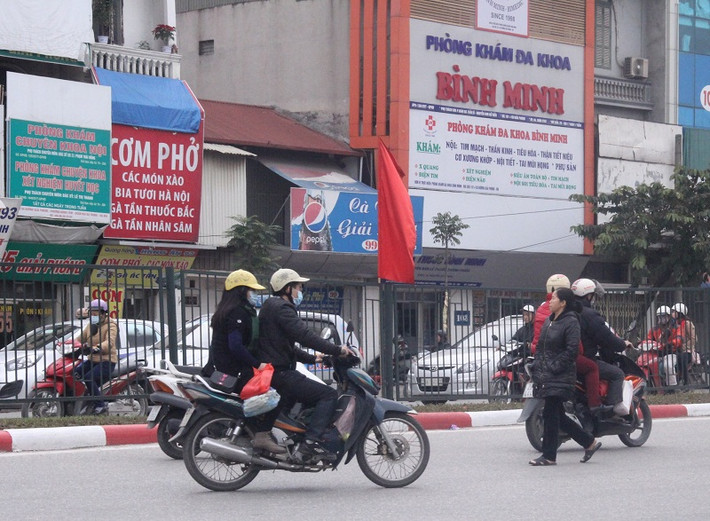 Từ ngày 1/2/2016, lực lượng Cảnh sát giao thông Hà Nội đã tập trung kiểm tra, xử lý đối với người đi bộ vi phạm luật giao thông tại các nút giao thông trọng điểm. Tuy nhiên vẫn có rất nhiều người dân phớt lờ quy định mới này.