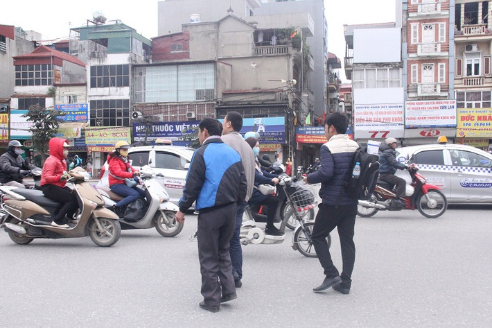 Nhiều người cố tình đi bộ qua đường ngay cả khi có tín hiệu đèn dành cho người đi bộ đang màu đỏ.