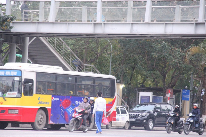 Cầu vượt cho người đi bộ ngay cạnh nhưng nhiều người vẫn không sử dụng...