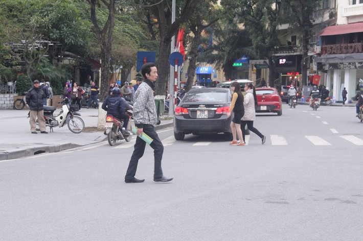 Mặc dù có vạch sơn dành cho người đi bộ ngay cạnh nhưng nhiều người không chịu đi vào phần đường này...