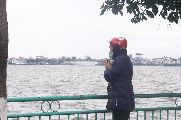 Một số người sau khi thả cá xong sẽ chắp tay khấn vái cầu mong một điều gì đó.