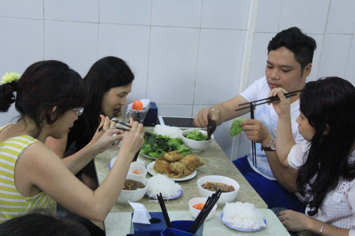 "Mình thấy món bún chả của quán rất phù hợp với khẩu vị của người miền Bắc. Món ăn có vị đặc trưng riêng. Cách họ ướp rất vừa vặn, thịt nướng chín tới không bị cháy, nước chấm đậm đà. Cách họ gói nem giống với người Hải Phòng, gói to, vỏ nem giòn thơm. Nhân hải sản băm to khiến người ăn cảm nhận được vị ngọt, tươi, ngon."- Chị Phạm Thị Thanh Huyền (Sài Gòn) chia sẻ cảm nhận sau khi thưởng thức món bún chả mà Tổng thống đã ăn.