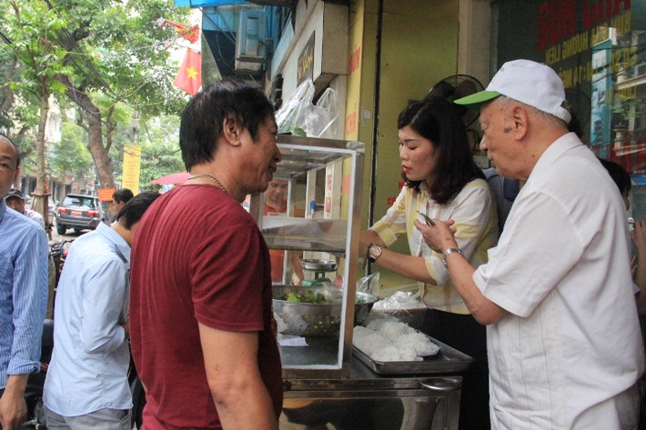 Đa phần những vị khách đến đây đều vì tò mò, muốn biết món bún chả mà Tổng thống Obama đã ăn ở đó ngon như thế nào.