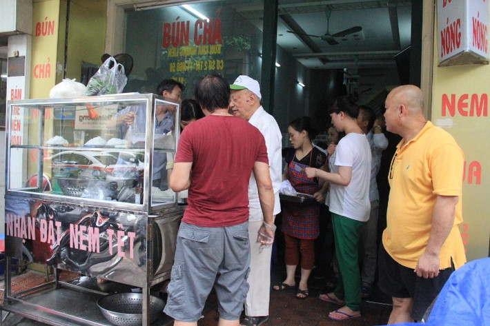 Bắt đầu từ 7h30 sáng (24/5), quán bún chả Hương Liên đã tấp nập khách đến để thưởng thức món ăn đặc trưng đất Hà thành này.