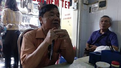Cũng giống như chị Huyền, bác Thể (70 tuổi, Hà Đông) cho biết: "Hôm nay tôi đưa cháu đi khám mắt gần đây, sẵn tiện hôm qua nghe nói Tổng thống qua đây ăn bún chả nên mình tò mò cho cháu đến ăn thử. Tôi muốn biết tại sao Tổng thống Obama không chọn phở mà lại chọn bún chả".
