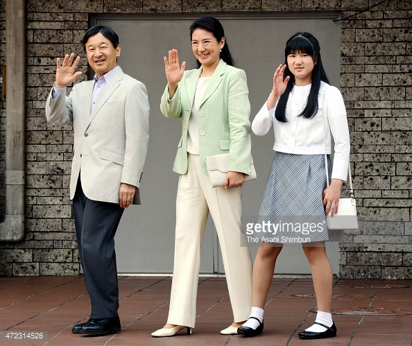Công chúa Aiko, con gái của Hoàng thái tử Naruhito và Hoàng Thái tử phi Masako (ảnh bên phải) duyên dáng khi kết hợp váy xòe cùng áo sơ mi.