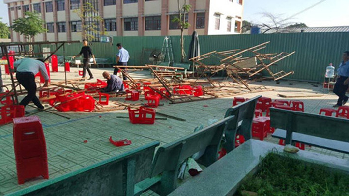 Ông Nguyễn Trí Dũng, Trưởng phòng Giáo dục và Đào tạo huyện Bình Chánh cho biết, sự cố xảy ra vào 8h sáng cùng ngày. Thời điểm các thầy cô, học sinh và phụ huynh học sinh đang tổ chức lễ kỷ niệm 36 năm Ngày Nhà giáo Việt Nam (20/11).