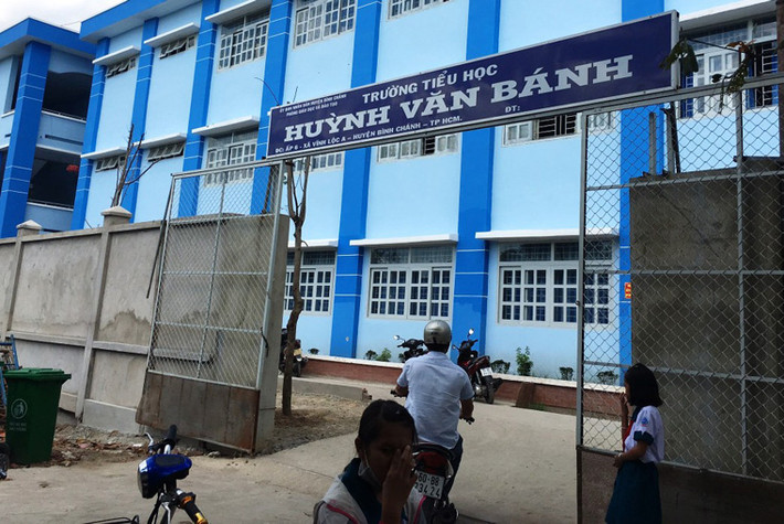Đến trưa nay (20/11), 3 em học sinh tiểu học bị thương nặng do sập giàn gió ở trường TH Huỳnh Văn Bánh, xã Vĩnh Lộc A, huyện Bình Chánh vẫn đang được cấp cứu tại bệnh viện Chợ Rẫy, TP.HCM.