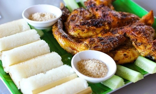 Cơm lam: Món đặc sản Tây Nguyên này được chế biến từ nguyên liệu chính là gạo nếp nương, không nướng trực tiếp trên lửa mà vùi dưới lớp tro của than hồng cho tới khi ống lam chuyển sang màu vàng úa cháy sém. Món ăn dân dã này bao đời nay đã khiến du khách say mê và thường xuyên thưởng thức mỗi khi có dịp ghé về.