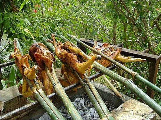 Gà nướng Bản Đôn: Để có những con gà nướng ngon, hợp lòng du khách, người dân Bản Đôn phải rất công phu nuôi chọn gà và có cách làm món riêng. Giống gà phải là gà thả vườn chính hiệu. Gà được chọn nướng là loại mới lớn, độ chừng hơn một kg mỗi con.