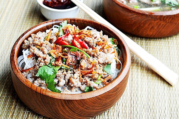 Phở khô Gia Lai: Người Gia Lai xem món phở khô như một món ăn không thể thiếu trong thực đơn các món ăn của mình. Khi thưởng thức món phở khô độc đáo này, du khách sẽ cảm nhận được vị ngọt của thịt bò mềm, thịt heo, vị đậm đà của nước dùng hòa quyện cùng hương thơm của các loại rau sống vô cùng hấp dẫn.