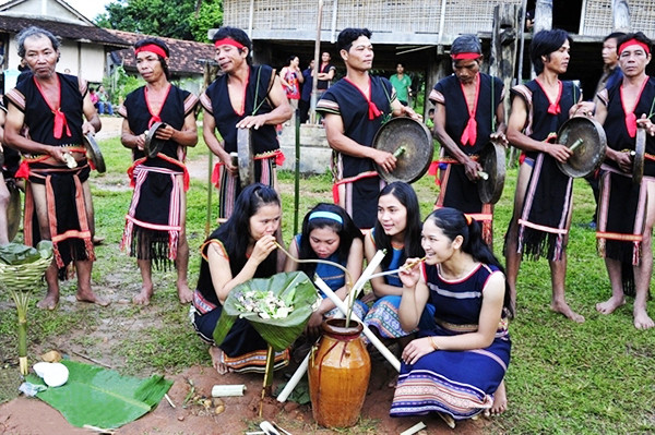Rượu cần: Trong các dịp lễ, tết đồng bào Tây Nguyên đều không thể thiếu một loại thức uống truyền thống đó là rượu cần. Hiện nay, người dân nơi đây còn dùng loại rượu hấp dẫn này để thiết đãi những vị khách quý phương xa.
