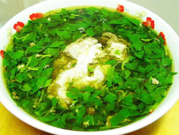 Canh cua lá bép: Canh cua lá bép là một món canh ngọt mát, thơm ngon rất hấp dẫn, là đặc sản có một không hai của núi rừng Tây Nguyên. Nếu một lần được thưởng thức món canh cua lá bép của núi rừng hùng vỹ chắc chắn du khách sẽ bị hấp dẫn bởi vị ngọt, mát của món ăn độc đáo này