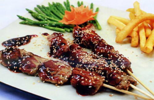 Thịt nai: Đây là món ăn có sức quyến rũ mãnh liệt với du khách khi đặt chân đến vùng đất Tây Nguyên. Hiếm có thứ thịt nào đạt độ mềm, đậm đà và ngọt như thịt nai. Ngoài ra, món ăn chế biến từ nguyên liệu không phổ biến này cũng rất phong phú như nướng, xào lăn, nhúng giấm...