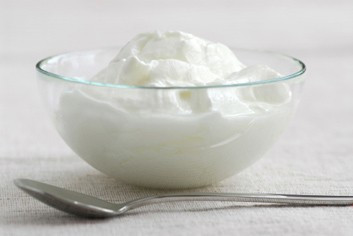 Sữa chua luôn được đánh giá cao trong việc kéo dài tuổi thọ của con người. Nó giàu canxi và protein - hai yếu tố rất quan trọng phái đẹp thường không bổ sung đủ trong khẩu phần ăn. Nó cũng ít cacbon hydrat, giàu vitamin nhóm A và B.