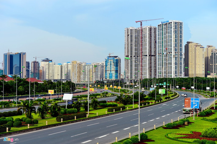 Điểm đầu của Đại lộ Thăng Long. Phía xa là khu vực Trung Hòa Nhân Chính, nằm giữa hai quận Cầu Giấy và Thanh Xuân.
