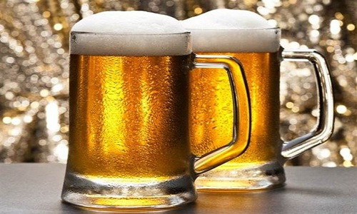 Đồ uống chứa nhiều chất kích thích. Các loại đồ uống như cà phê, rượu bia là một trong những nguyên nhân gây ra bệnh trĩ, bởi theo Đông y, chất cồn và các men rượu sẽ làm cho nội tạng dễ bị tích nhiệt, lâu dần sẽ chuyển xuống hậu môn gây ra bệnh trĩ.