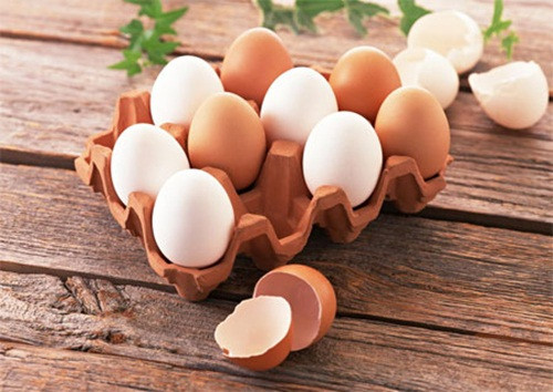 Trứng gia cầm. Mặc dù rất tốt cho sức khỏe thế nhưng ít ai biết rằng, ăn nhiều chứng có thể là một trong những nguyên nhân gây ra bệnh trĩ. Trong trứng gia cầm có chứa nhiều protein và rất giàu chất béo, không chỉ vậy trứng có chứa rất ít chất xơ, mà chất xơ vô cùng quan trọng để giúp cho quá trình tiêu hóa được đảm bảo.