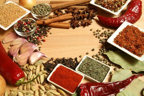 Gia vị cay. Theo lời khuyên của các bác sĩ, những người bị bệnh trĩ tuyệt đối không nên ăn đồ cay như ớt, tiêu, mù tạt, gừng tươi…
