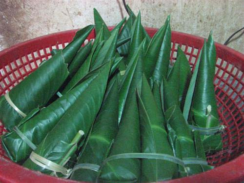 3. Bánh Cooc Mò của người Tày, Nùng. Tiếng Tày, coóc mò có nghĩa là sừng bò (coóc: sừng, mò: bò). Gọi thế vì món đặc sản Thái Nguyên này có hình chóp nhọn, trông giống sừng bò. Bánh làm bằng gạo nếp, gói bằng lá chuối hoặc lá dong, không nhân. Bánh coóc mò được làm từ loại nếp ngon nhất mà bà con vùng núi cao trồng trên nương nên hương vị rất ngon, thơm, vị ngọt, dẻo, có thể ăn no mà không thấy ngán.