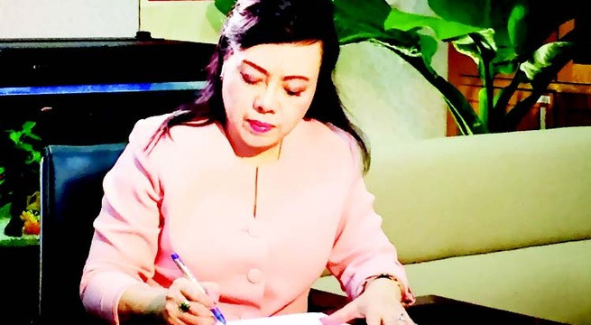 5. Bộ trưởng Y tế Nguyễn Thị Kim Tiến đã đăng ký hiến tạng: Tối 26/7, tại lễ phát động phong trào đăng ký hiến tặng mô, tạng diễn ra tại Nhà hát Lớn, Hà Nội, Bộ trưởng Bộ Y tế Nguyễn Thị Kim Tiến là chính khách đầu tiên tại Việt Nam đăng ký hiến mô, tạng. Người đứng đầu ngành Y tế chia sẻ đây chính là cách để bà tiếp tục “sống" sau khi qua đời. Theo Bộ trưởng Bộ Y tế, hiện nay nhu cầu ghép tạng ở các bệnh nhân suy tạng, mắc bệnh hiểm nghèo như bệnh thận, bệnh ung thư, suy các tạng là rất lớn. Có đến hàng chục ngàn người có nhu cầu ghép tạng và chỉ có kỹ thuật đó may ra mới cứu sống được. Kỹ thuật ghép tạng ở Việt Nam đã ngang tầm thế giới nhưng cái khó là nguồn tạng.