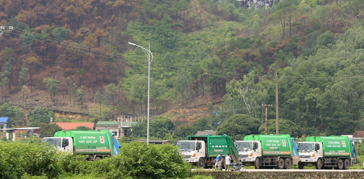 Chiều ngày 19/7, UBND thành phố Hà Nội đã có văn bản chỉ đạo nhằm giải quyết về một số vấn đề liên quan, giúp người dân sớm ổn định đời sống. Cũng tại đây, ông Đỗ Minh Tuấn, Phó Chủ tịch UBND huyện Sóc Sơn chia sẻ với báo chí: “Nhân dân cũng muốn vị trí này, vị trí kia nhưng nó phải phù hợp với quy hoạch đất ở nông thôn và các vấn đề khác. Hôm nay bà con không đồng tình về vấn đề bán kính 1.100 m, chúng tôi đã đề xuất sang vị trí khác, nhưng những vị trí đó còn đang vướng quy hoạch giao thông, điện… đợt tới chúng tôi tiếp tục tiếp thu ý kiến của bà con”. Đến khoảng 20 giờ tối ngày 19/7, người dân ở đây đã tiến hành dỡ bỏ lán tạm và cho những xe chở rác đi vào bãi rác Nam Sơn.