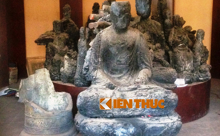 Những pho tượng Phật bị cháy ra tro giờ nằm trơ trội trong một gốc ở chùa Hội Sơn.