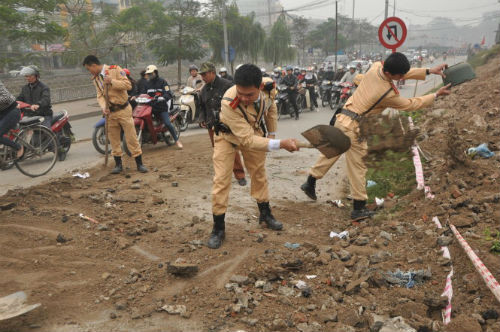 Phát hiện một đoạn đường dài khoảng 50m (thuộc km15 +700, trên QL32, Hoài Đức, Hà Nội) phủ bùn đất, tổ công tác do Thượng úy Lê Văn Tiến - Phó đội trưởng Đội CSGT số 9 làm tổ trưởng đã vào nhà dân mượn xẻng và dụng cụ để tổ công tác thu gom bùn đất.