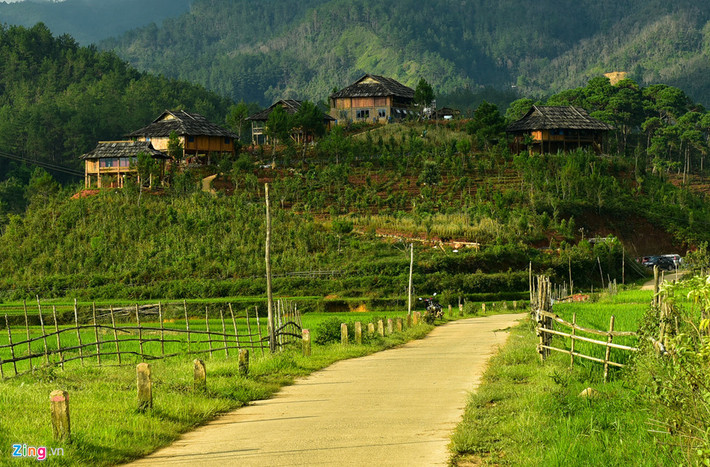 Đến Nậm Khắt, bạn có thể ở lại các nhà nghỉ tại ngã ba Kim. Hoăc bạn vào ở homestay được xây dựng theo phong cách của người dân tộc tại trung tâm xã.