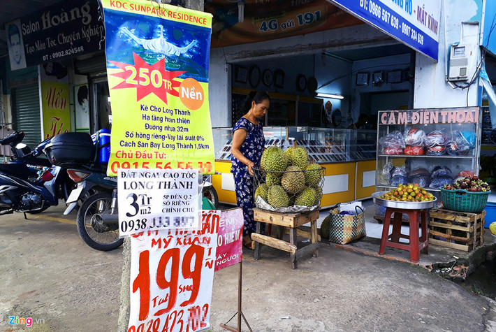 Nhưng dọc các tuyến đường đổ về khu vực Long Thành như quốc lộ 51, tỉnh lộ 25, ĐT 769... các công ty địa ốc, cá nhân vẫn treo bảng quảng cáo bán đất Long Thành với giá 1,7-3 triệu đồng/m2.
