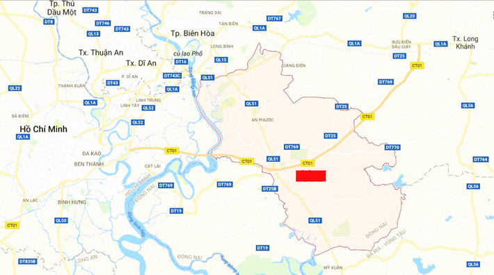 Dự án Cảng hàng không quốc tế Long Thành (cách TP.HCM khoảng 40 km) được công bố từ năm 2005, với diện tích 5.000 ha nằm trên 6 xã của huyện Long Thành (Đồng Nai). Cảng hàng không này có công suất tiếp nhận 100 triệu hành khách và 5 triệu tấn hàng hóa mỗi năm.