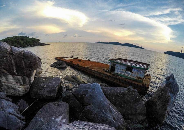 Chiều muộn trên bãi đá.