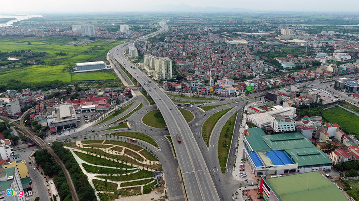 Nút giao Long Biên khởi công năm 2014 gồm hạng mục chính là cầu vượt qua vòng xuyến với 6 làn xe cơ giới, tổng chiều dài hơn 800m. Công trình được hoàn thiện đồng bộ gồm cầu vượt thép lớn nhất Việt Nam, hầm chui đường sắt, tổng mức đầu tư gần 3.000 tỷ đồng.