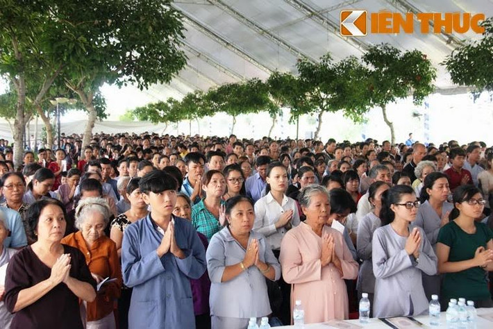 Ai ai cũng thành tâm niệm Phật cầu cho Quốc thái dân an, thiên hạ thái bình...