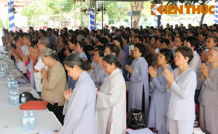 Các vị Phật tử thành tâm dự lễ.
