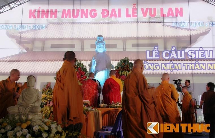 Buổi lễ diễn ra vô cùng trang nghiêm mang yếu tố tâm linh, giáo dục truyền thống uống nước nhớ nguồn; người còn sống luôn tưởng nhớ đến người đã khuất.