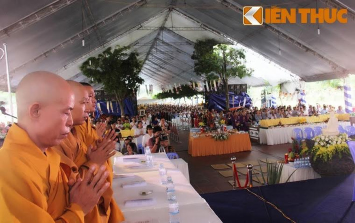 Toàn cảnh buổi lễ cầu siêu- Đại lễ Vu lan rằm tháng 7 tại Công viên văn hoá Tâm linh- Nghĩa trang Phúc An Viên, phường Long Thạnh Mỹ, quận 9, TP HCM.