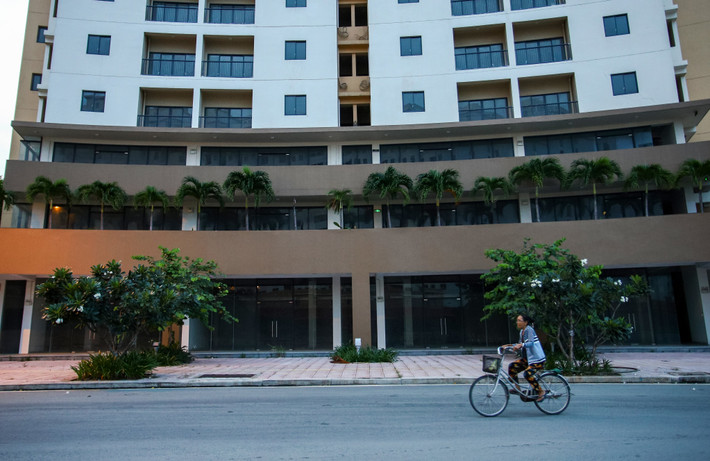 Trước đó, hồi cuối năm 2016, Bộ Tài chính cũng có văn bản đề nghị Văn phòng Chính phủ báo cáo Thủ tướng Chính phủ xem xét, xử lý theo nguyên tắc: “Thu hồi đất đối với dự án do Liên danh Sacomreal (đang đầu tư xây dựng) và Công ty Cổ phần Phát triển Quốc tế Thế kỷ 21 (đã đầu tư xây dựng 1 phần) làm chủ đầu tư, để tổ chức đấu giá công khai, để giao đất có thu tiền sử dụng đất khi chuyển từ nhà ở tái định cư sang nhà ở thương mại.